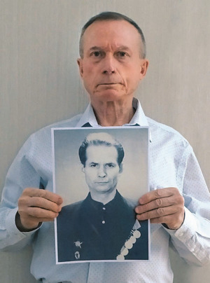 Сергей Баландин с портретом отца
